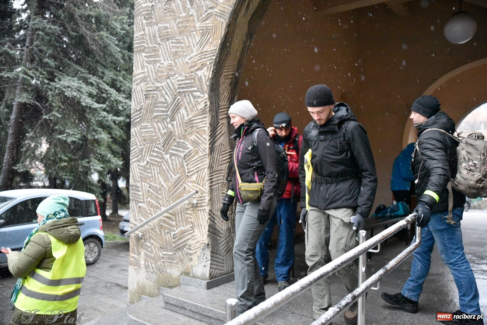 Zdjęcie w galerii na portalu naszraciborz.pl: Szacunek. Wierni z Raciborza wyruszyli na trasę Ekstremalnej Drogi Krzyżowej wiadomości z regionu