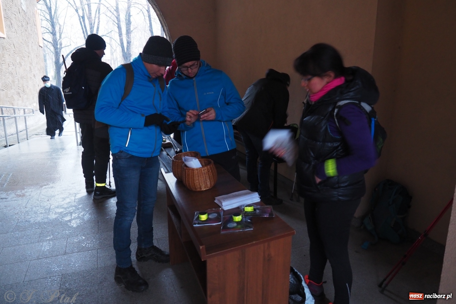 Zdjęcie w galerii na portalu naszraciborz.pl: Szacunek. Wierni z Raciborza wyruszyli na trasę Ekstremalnej Drogi Krzyżowej wiadomości z regionu