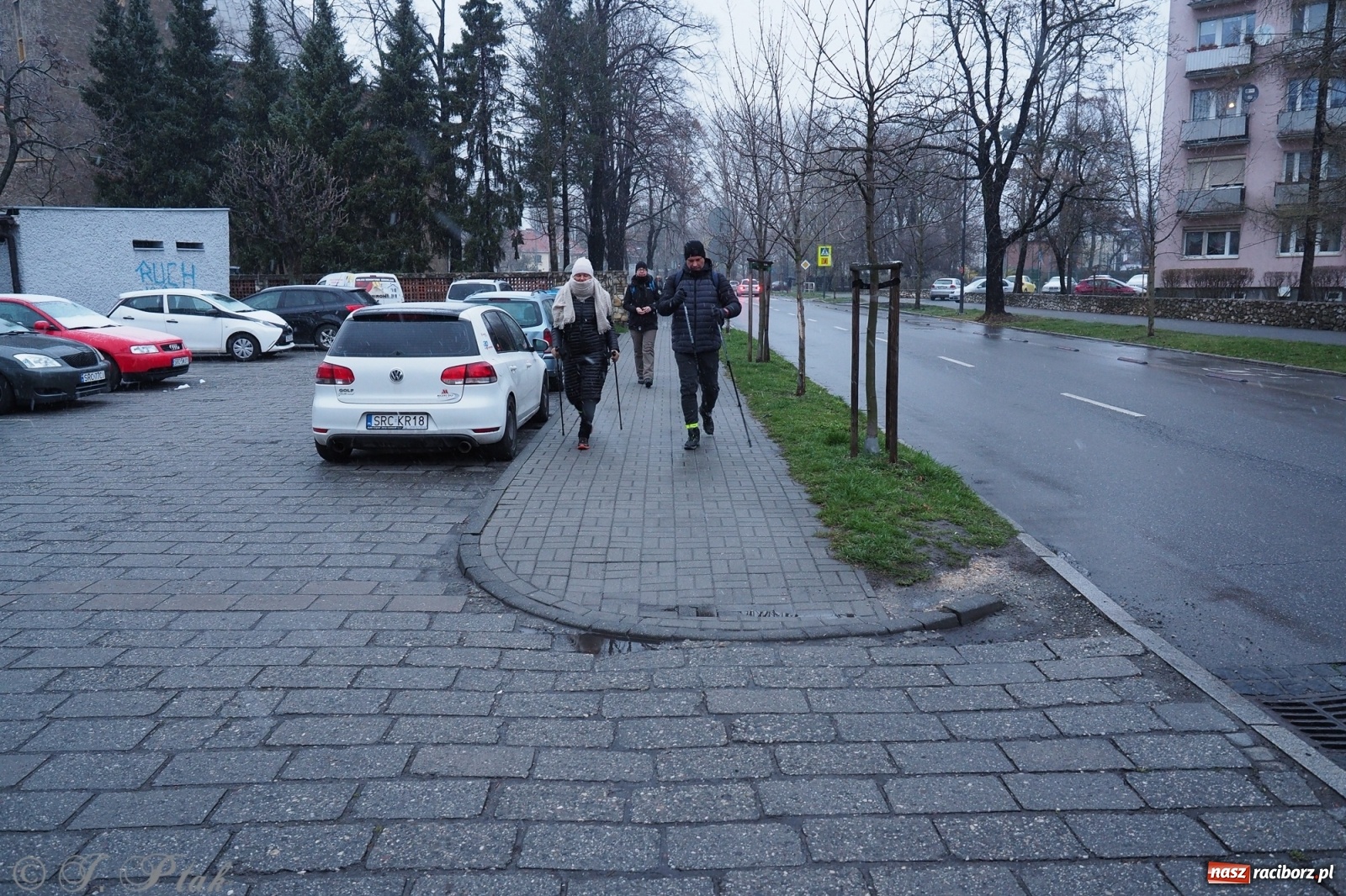 Zdjęcie w galerii na portalu naszraciborz.pl: Szacunek. Wierni z Raciborza wyruszyli na trasę Ekstremalnej Drogi Krzyżowej wiadomości z regionu