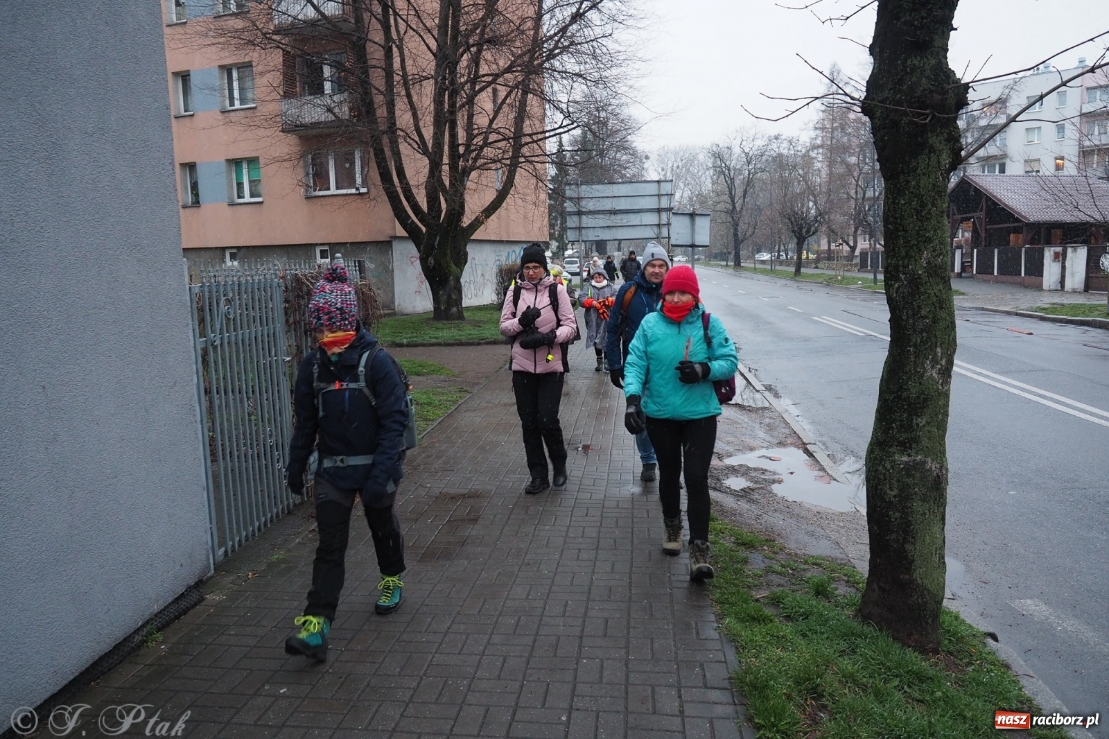 Zdjęcie w galerii na portalu naszraciborz.pl: Szacunek. Wierni z Raciborza wyruszyli na trasę Ekstremalnej Drogi Krzyżowej wiadomości z regionu