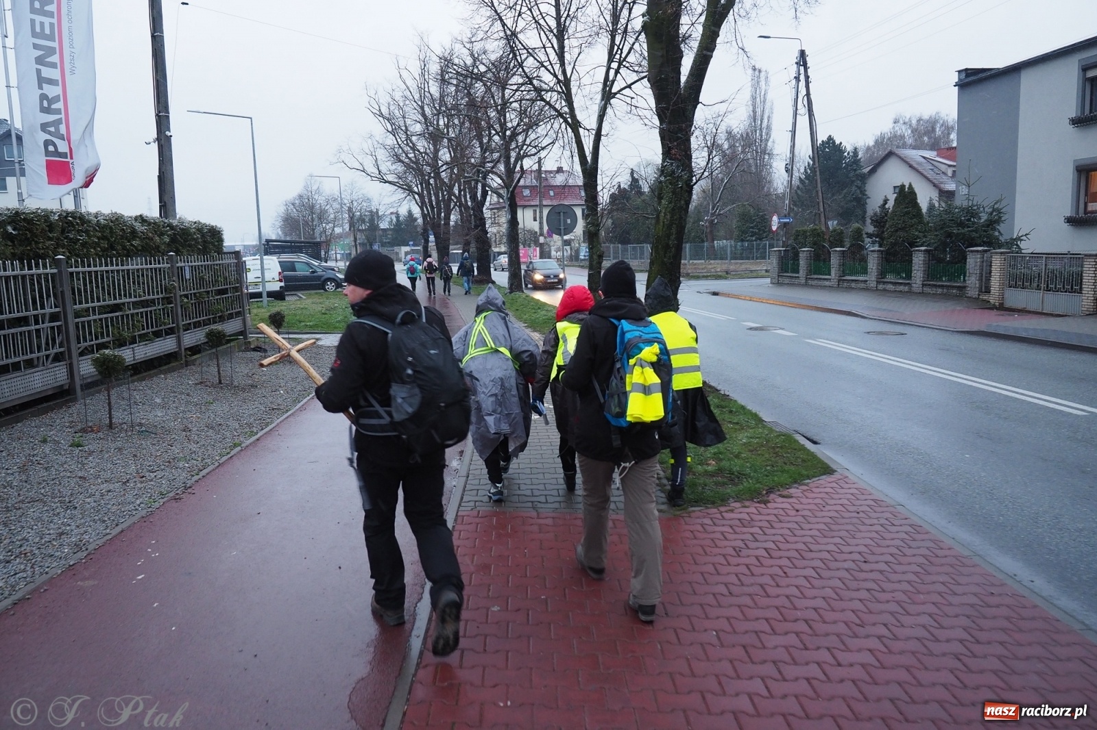 Zdjęcie w galerii na portalu naszraciborz.pl: Szacunek. Wierni z Raciborza wyruszyli na trasę Ekstremalnej Drogi Krzyżowej wiadomości z regionu