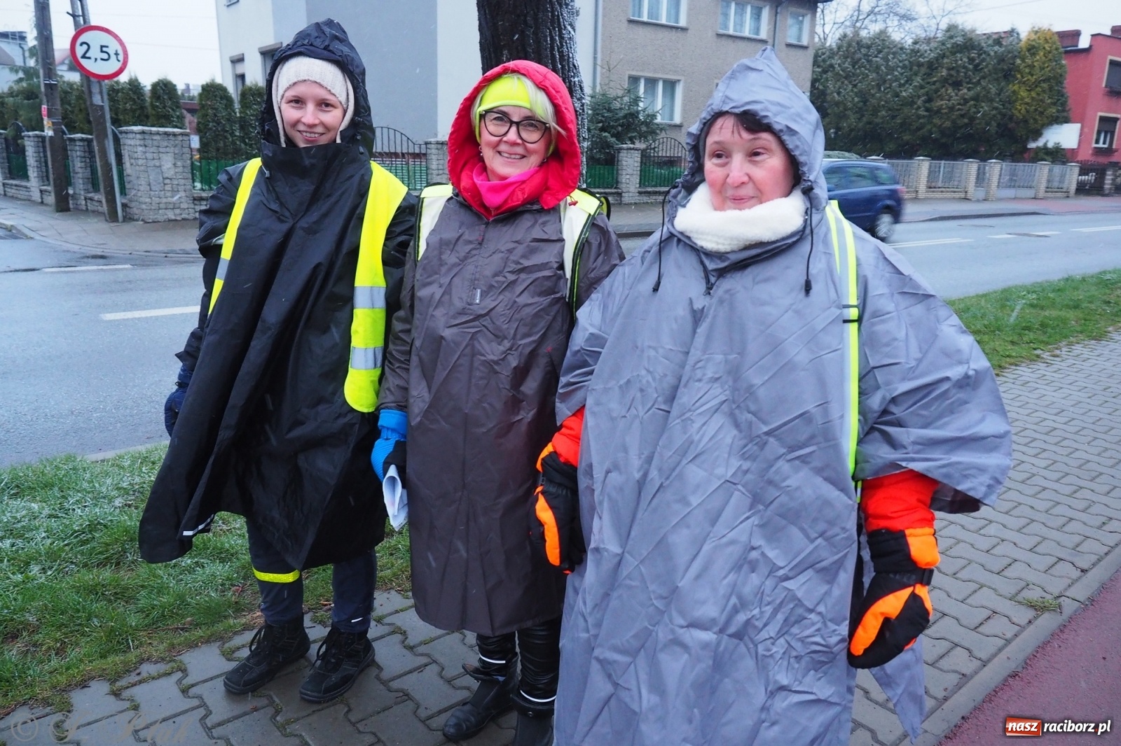 Zdjęcie w galerii na portalu naszraciborz.pl: Szacunek. Wierni z Raciborza wyruszyli na trasę Ekstremalnej Drogi Krzyżowej wiadomości z regionu