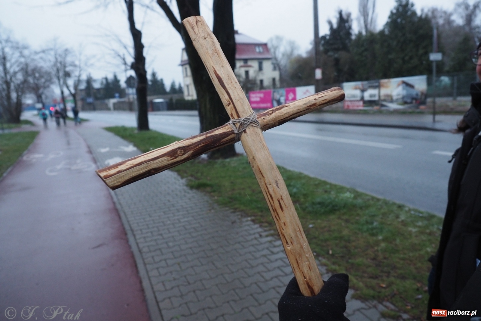 Zdjęcie w galerii na portalu naszraciborz.pl: Szacunek. Wierni z Raciborza wyruszyli na trasę Ekstremalnej Drogi Krzyżowej wiadomości z regionu