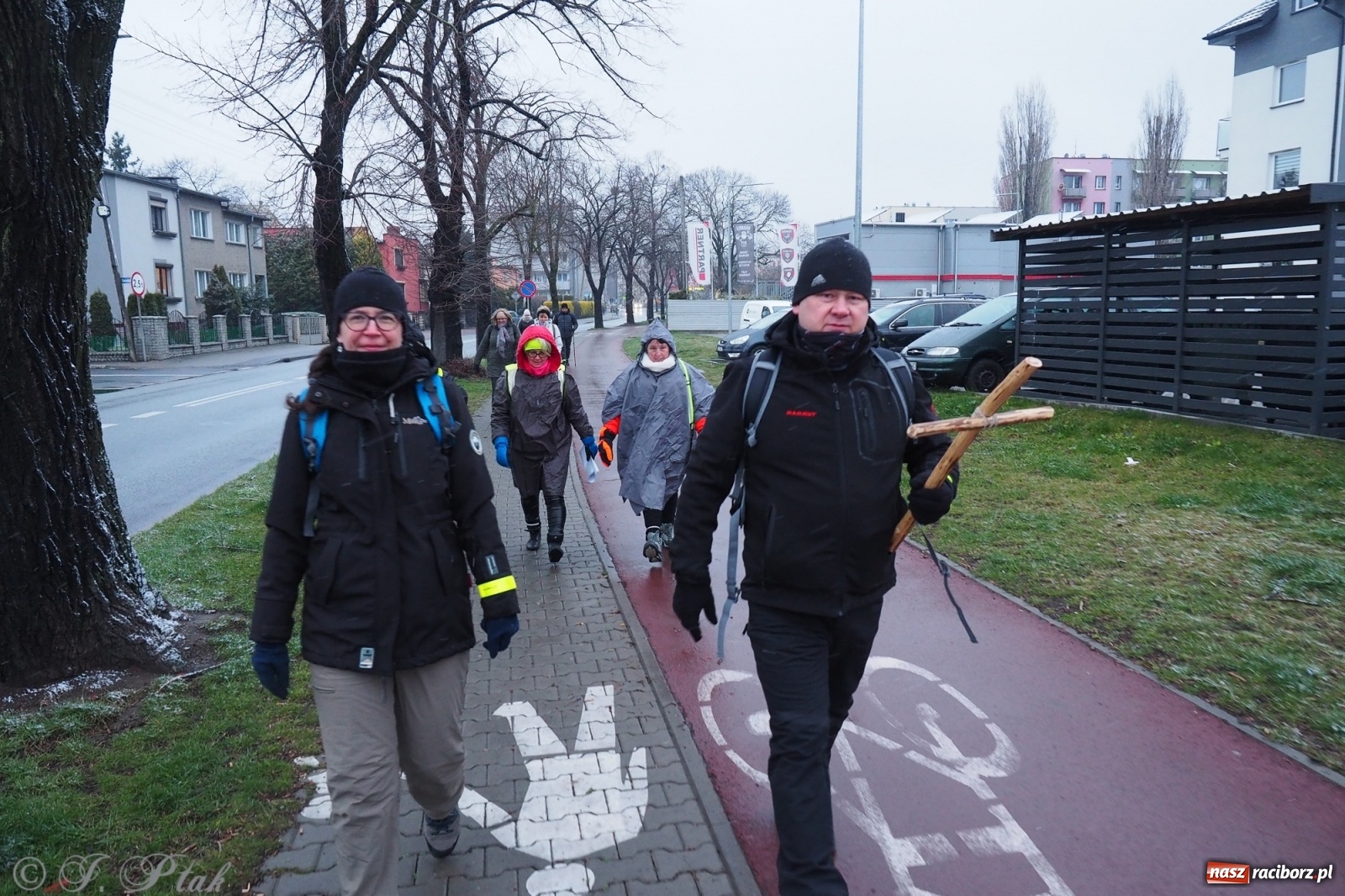 Zdjęcie w galerii na portalu naszraciborz.pl: Szacunek. Wierni z Raciborza wyruszyli na trasę Ekstremalnej Drogi Krzyżowej wiadomości z regionu