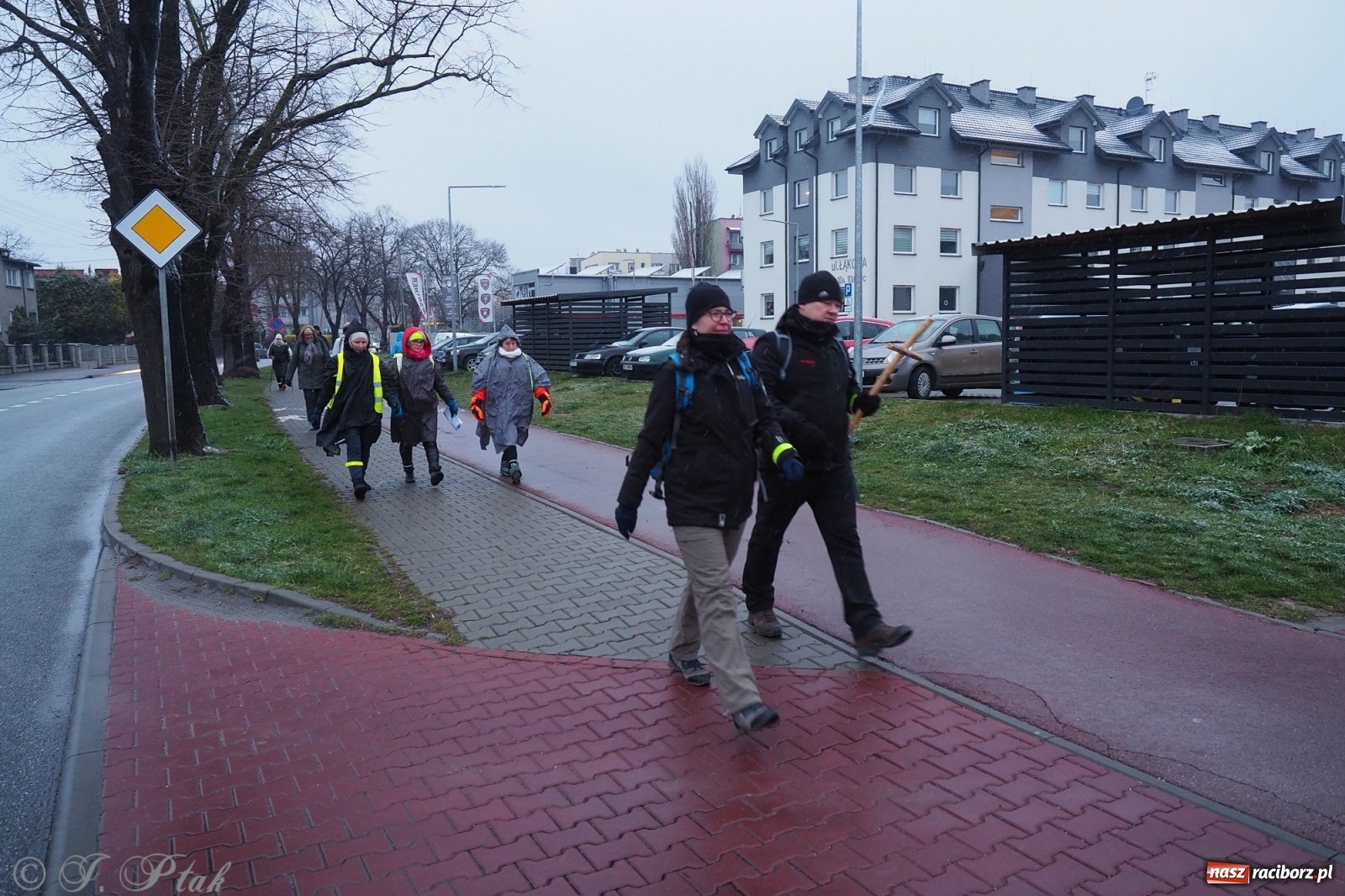 Zdjęcie w galerii na portalu naszraciborz.pl: Szacunek. Wierni z Raciborza wyruszyli na trasę Ekstremalnej Drogi Krzyżowej wiadomości z regionu
