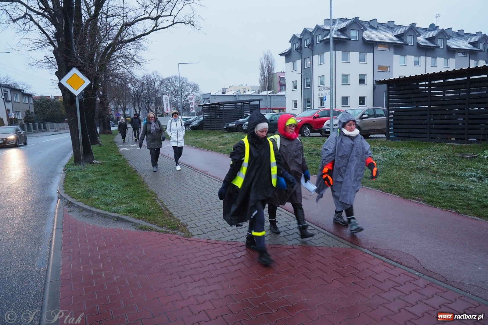 Zdjęcie w galerii na portalu naszraciborz.pl: Szacunek. Wierni z Raciborza wyruszyli na trasę Ekstremalnej Drogi Krzyżowej wiadomości z regionu