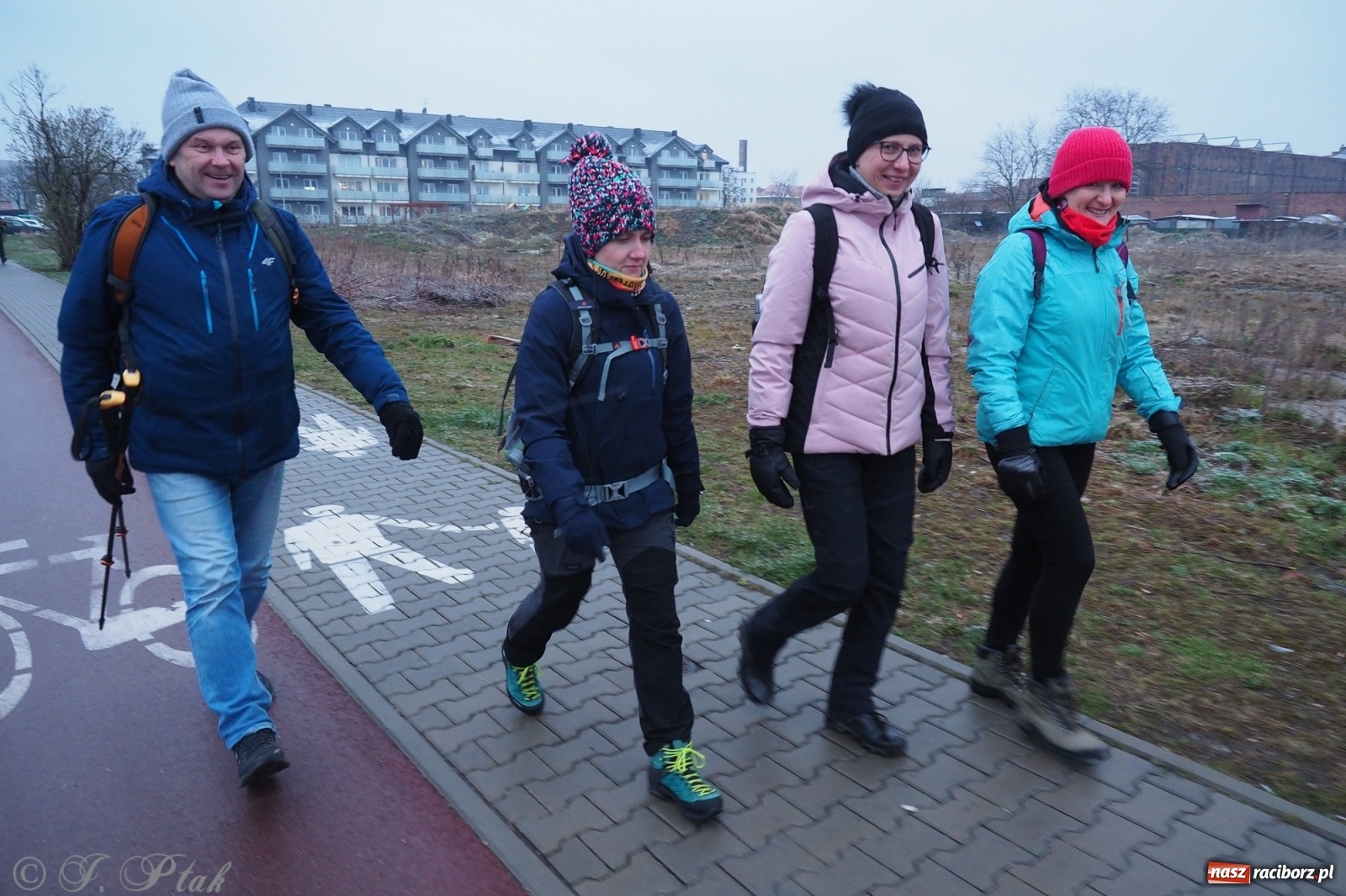 Zdjęcie w galerii na portalu naszraciborz.pl: Szacunek. Wierni z Raciborza wyruszyli na trasę Ekstremalnej Drogi Krzyżowej wiadomości z regionu