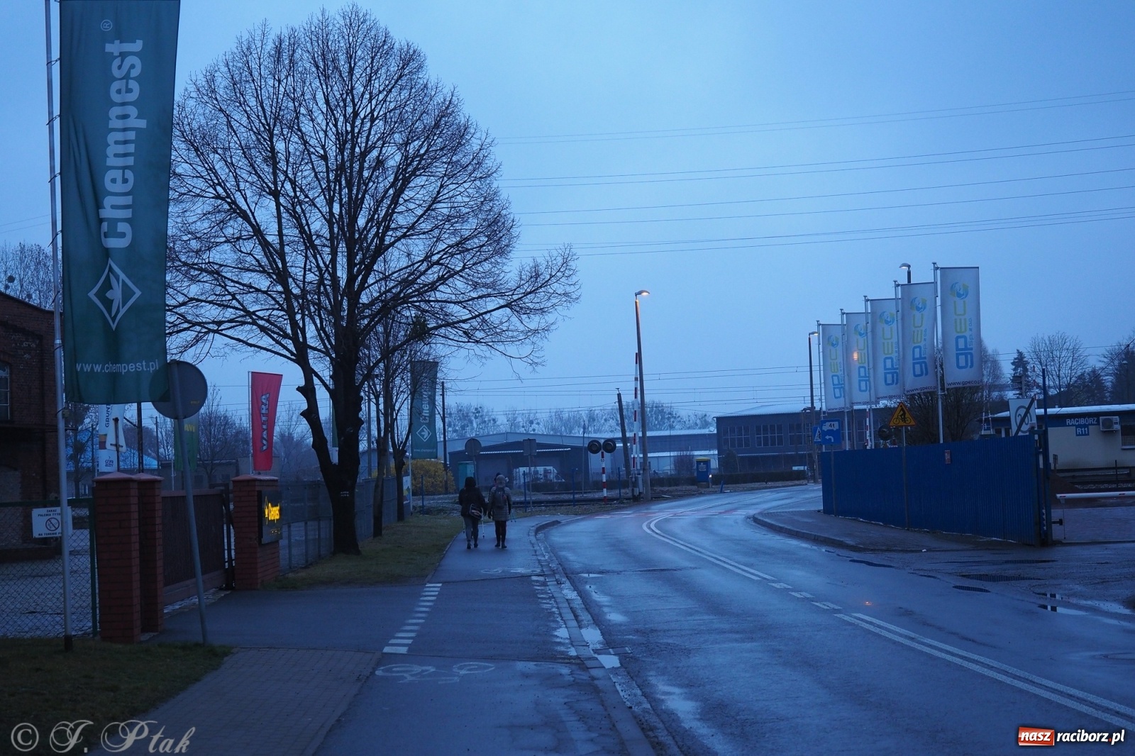 Zdjęcie w galerii na portalu naszraciborz.pl: Szacunek. Wierni z Raciborza wyruszyli na trasę Ekstremalnej Drogi Krzyżowej wiadomości z regionu