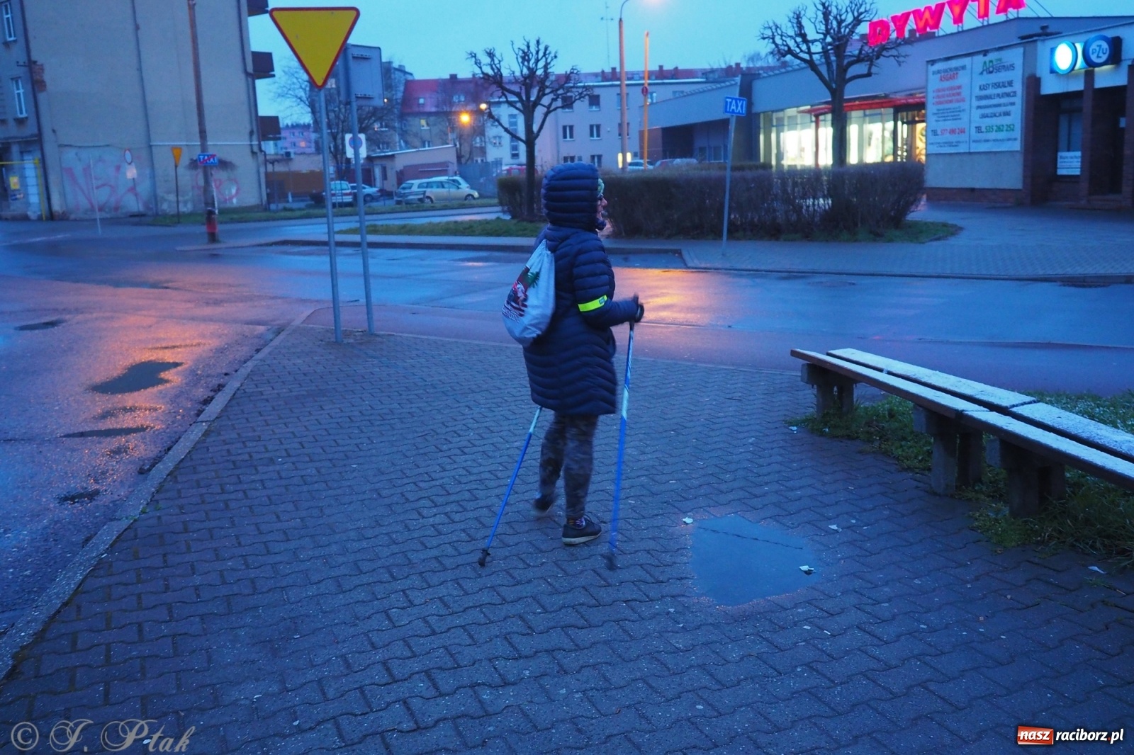 Zdjęcie w galerii na portalu naszraciborz.pl: Szacunek. Wierni z Raciborza wyruszyli na trasę Ekstremalnej Drogi Krzyżowej wiadomości z regionu