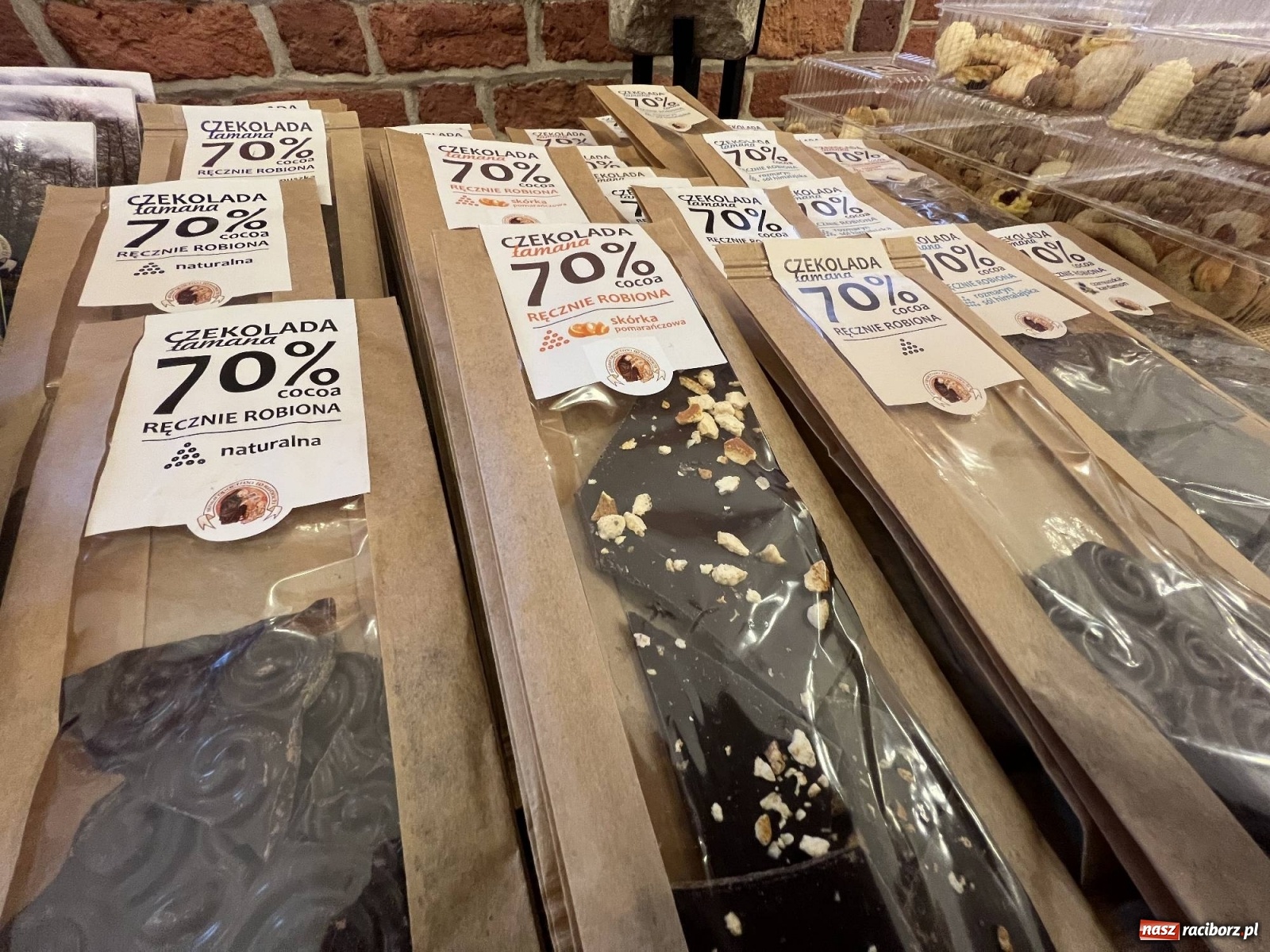 Zdjęcie w galerii na portalu naszraciborz.pl: Słodkości, konkrety i nalewki. W starym opactwie w Rudach ruszył kiermasz [SPACER WIDEO] wiadomości z regionu