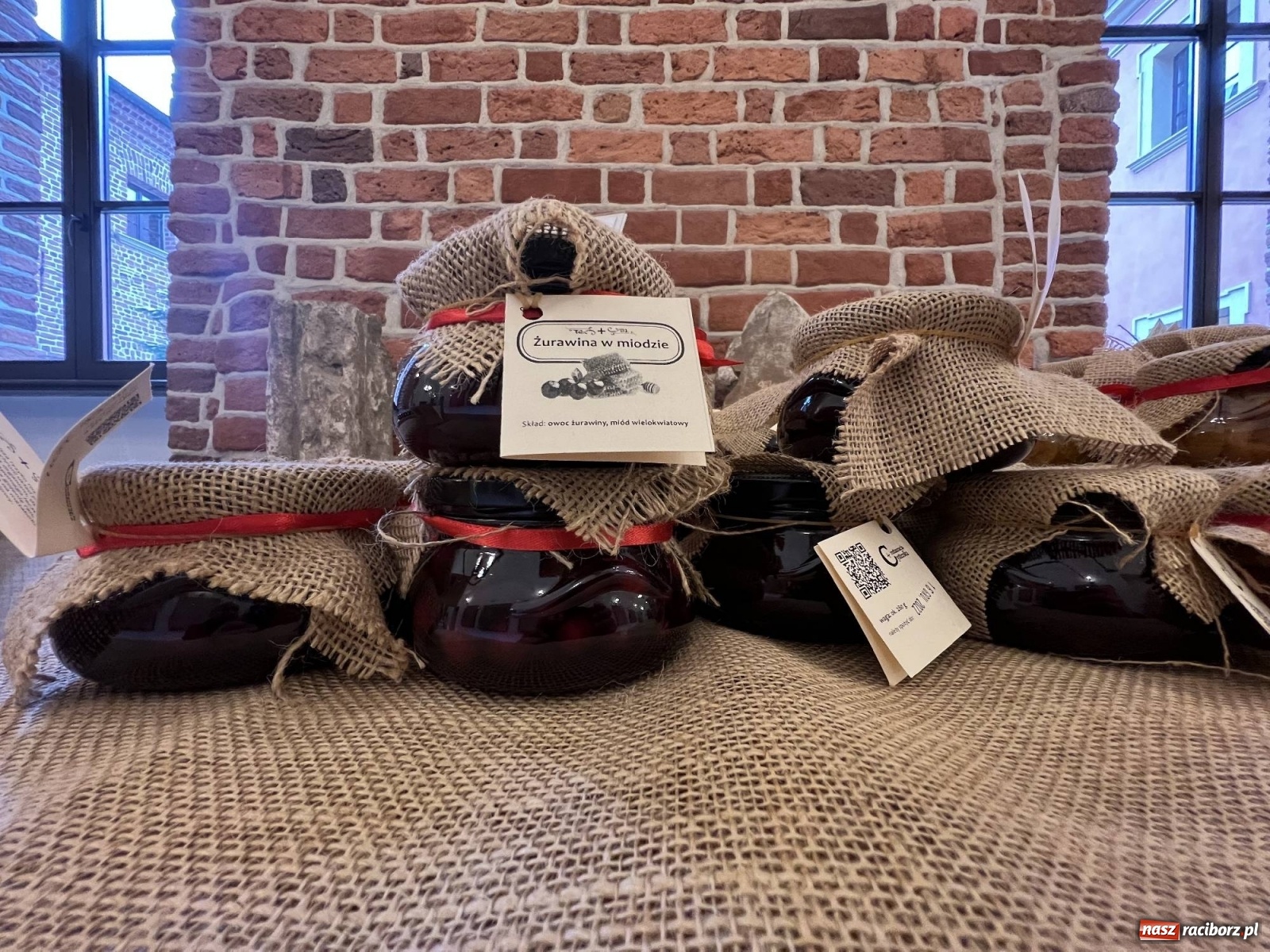 Zdjęcie w galerii na portalu naszraciborz.pl: Słodkości, konkrety i nalewki. W starym opactwie w Rudach ruszył kiermasz [SPACER WIDEO] wiadomości z regionu