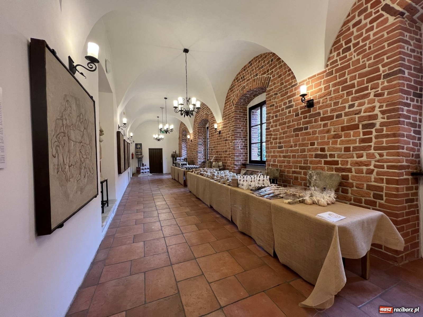 Zdjęcie w galerii na portalu naszraciborz.pl: Słodkości, konkrety i nalewki. W starym opactwie w Rudach ruszył kiermasz [SPACER WIDEO] wiadomości z regionu