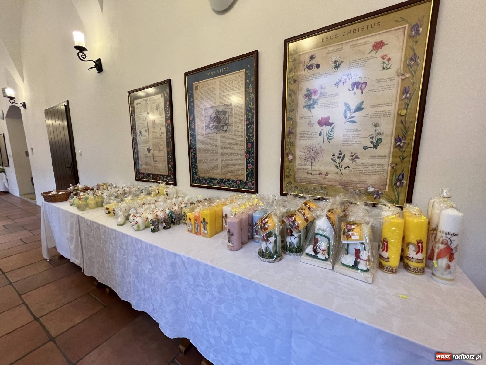 Zdjęcie w galerii na portalu naszraciborz.pl: Słodkości, konkrety i nalewki. W starym opactwie w Rudach ruszył kiermasz [SPACER WIDEO] wiadomości z regionu