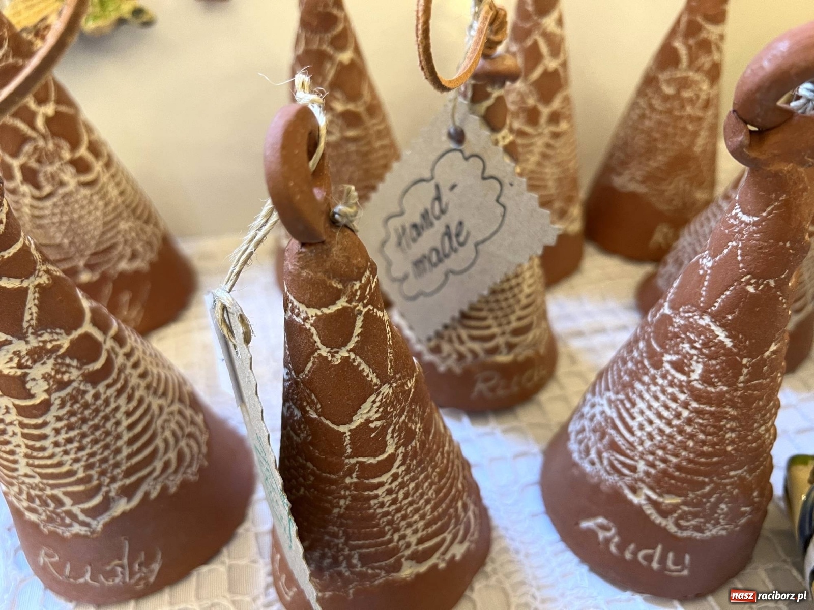 Zdjęcie w galerii na portalu naszraciborz.pl: Słodkości, konkrety i nalewki. W starym opactwie w Rudach ruszył kiermasz [SPACER WIDEO] wiadomości z regionu