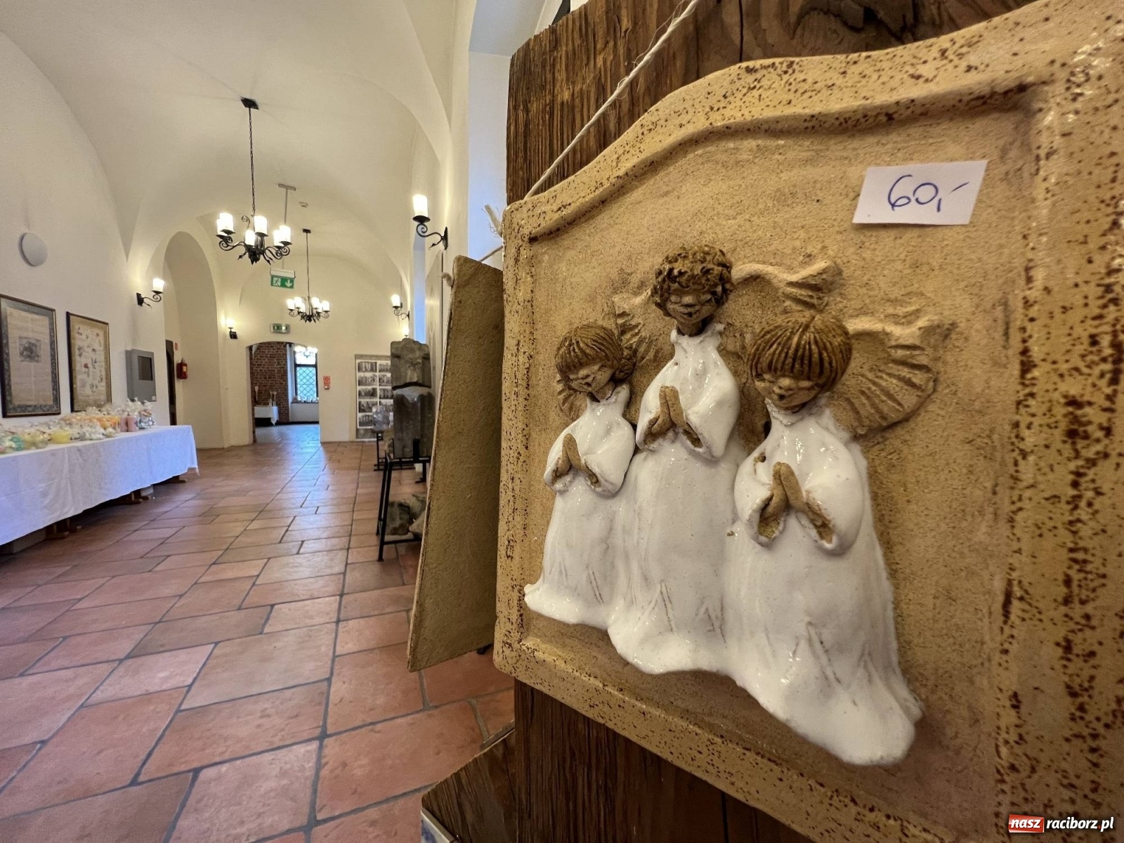 Zdjęcie w galerii na portalu naszraciborz.pl: Słodkości, konkrety i nalewki. W starym opactwie w Rudach ruszył kiermasz [SPACER WIDEO] wiadomości z regionu