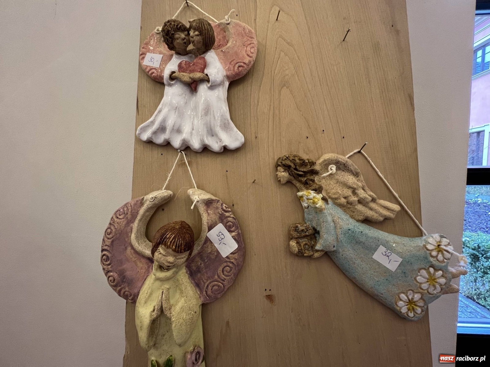 Zdjęcie w galerii na portalu naszraciborz.pl: Słodkości, konkrety i nalewki. W starym opactwie w Rudach ruszył kiermasz [SPACER WIDEO] wiadomości z regionu