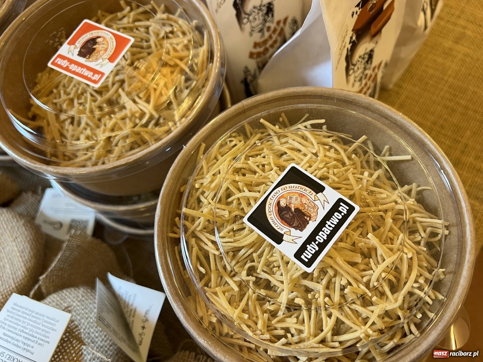 Zdjęcie w galerii na portalu naszraciborz.pl: Słodkości, konkrety i nalewki. W starym opactwie w Rudach ruszył kiermasz [SPACER WIDEO] wiadomości z regionu