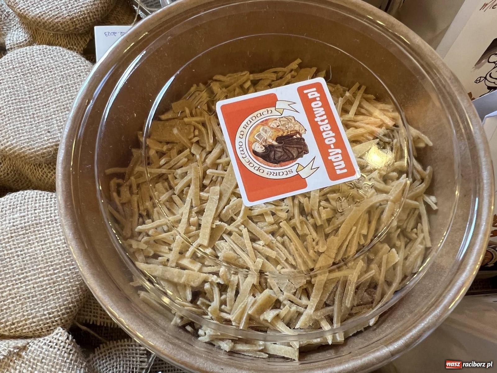 Zdjęcie w galerii na portalu naszraciborz.pl: Słodkości, konkrety i nalewki. W starym opactwie w Rudach ruszył kiermasz [SPACER WIDEO] wiadomości z regionu