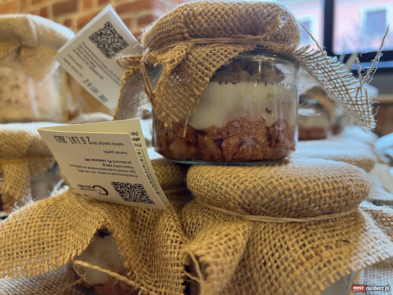 Zdjęcie w galerii na portalu naszraciborz.pl: Słodkości, konkrety i nalewki. W starym opactwie w Rudach ruszył kiermasz [SPACER WIDEO] wiadomości z regionu