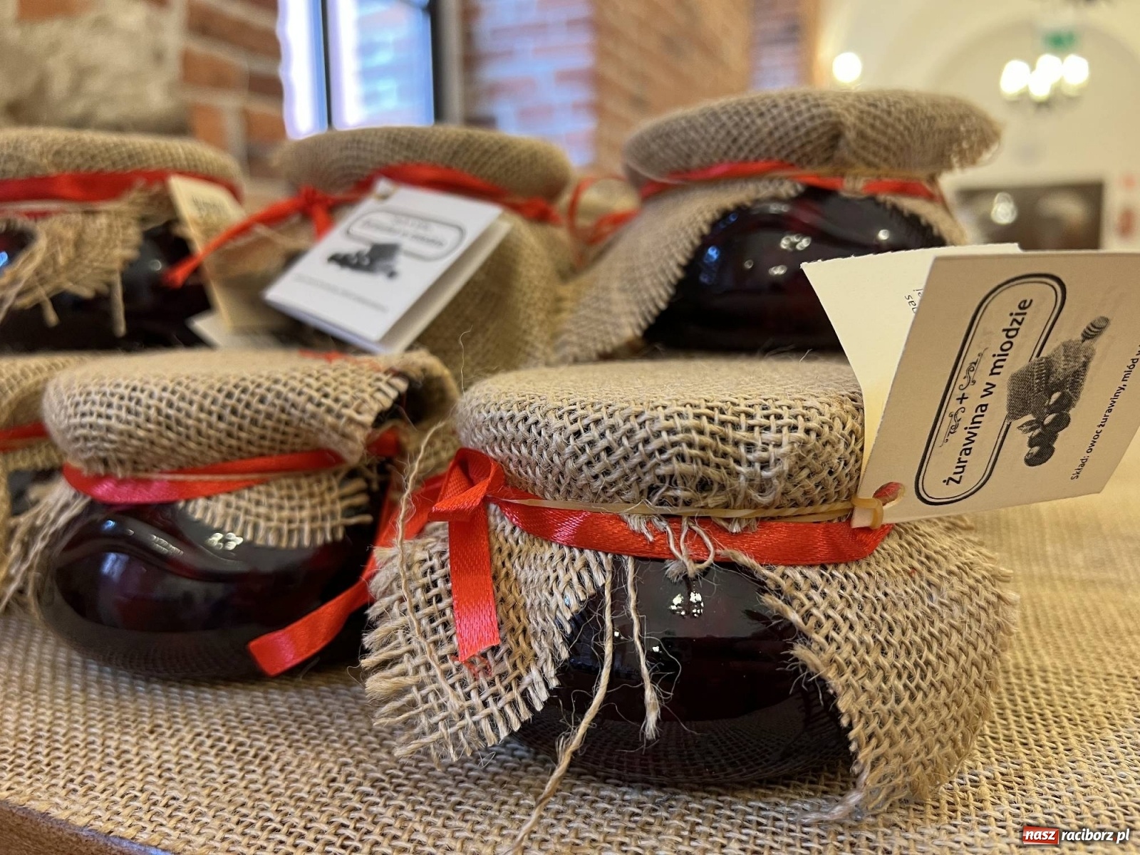 Zdjęcie w galerii na portalu naszraciborz.pl: Słodkości, konkrety i nalewki. W starym opactwie w Rudach ruszył kiermasz [SPACER WIDEO] wiadomości z regionu