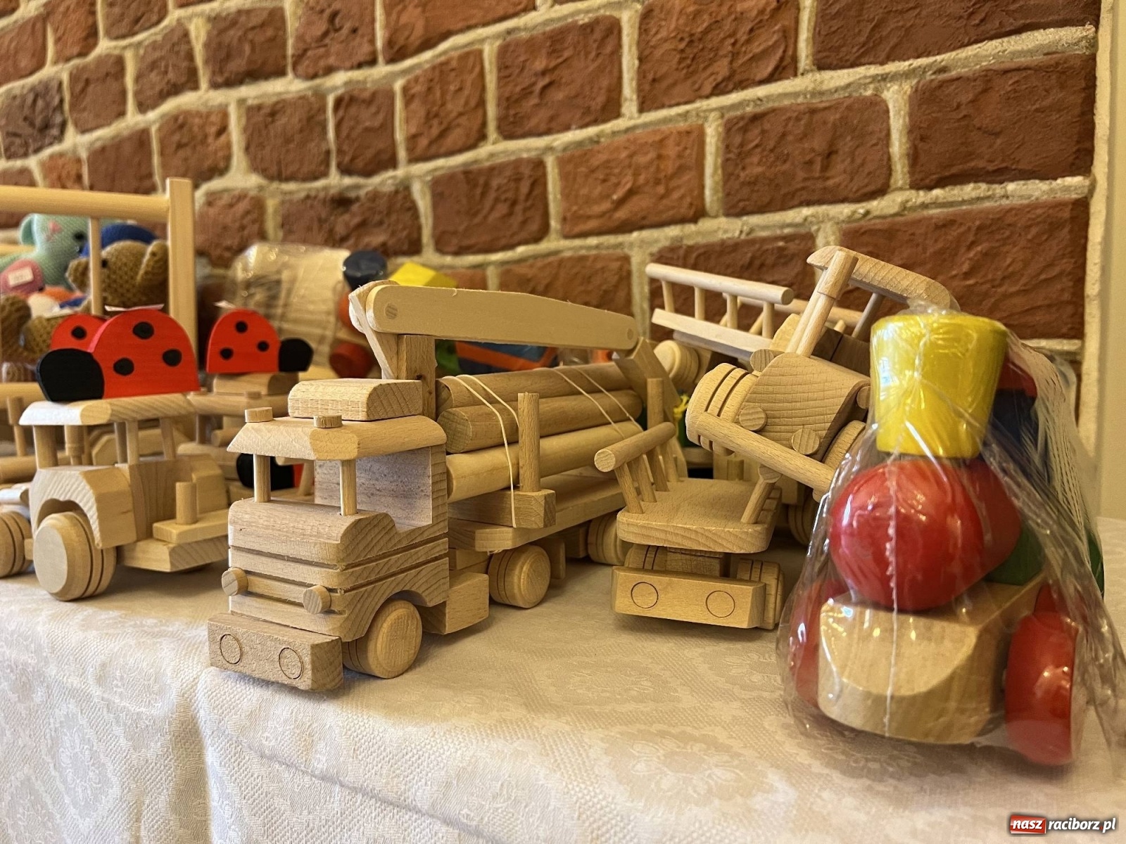 Zdjęcie w galerii na portalu naszraciborz.pl: Słodkości, konkrety i nalewki. W starym opactwie w Rudach ruszył kiermasz [SPACER WIDEO] wiadomości z regionu