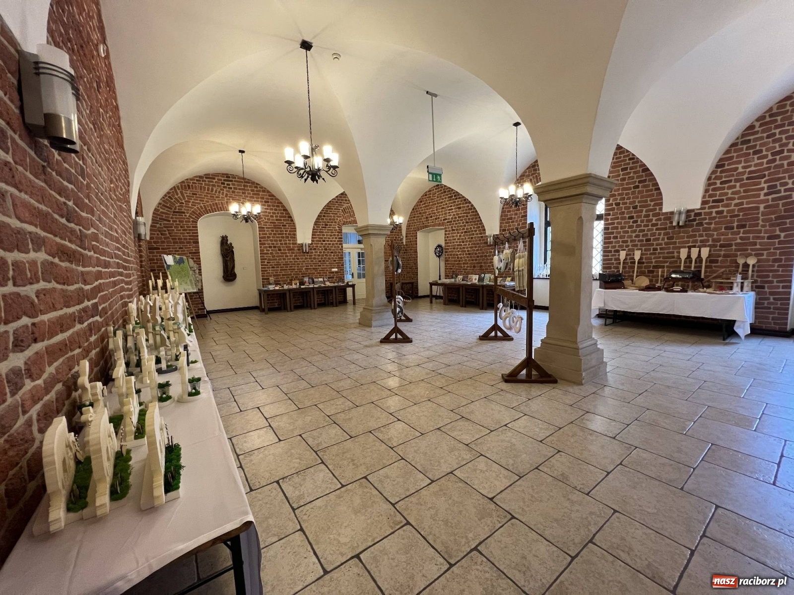 Zdjęcie w galerii na portalu naszraciborz.pl: Słodkości, konkrety i nalewki. W starym opactwie w Rudach ruszył kiermasz [SPACER WIDEO] wiadomości z regionu