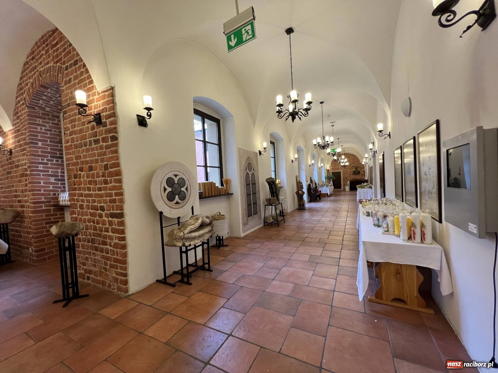 Zdjęcie w galerii na portalu naszraciborz.pl: Słodkości, konkrety i nalewki. W starym opactwie w Rudach ruszył kiermasz [SPACER WIDEO] wiadomości z regionu