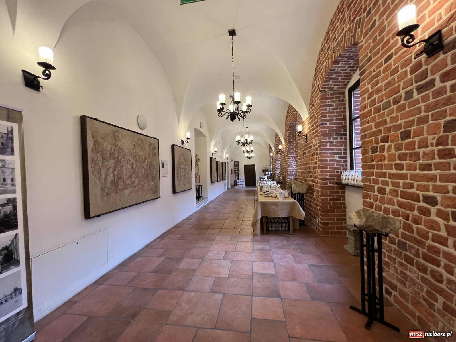 Zdjęcie w galerii na portalu naszraciborz.pl: Słodkości, konkrety i nalewki. W starym opactwie w Rudach ruszył kiermasz [SPACER WIDEO] wiadomości z regionu