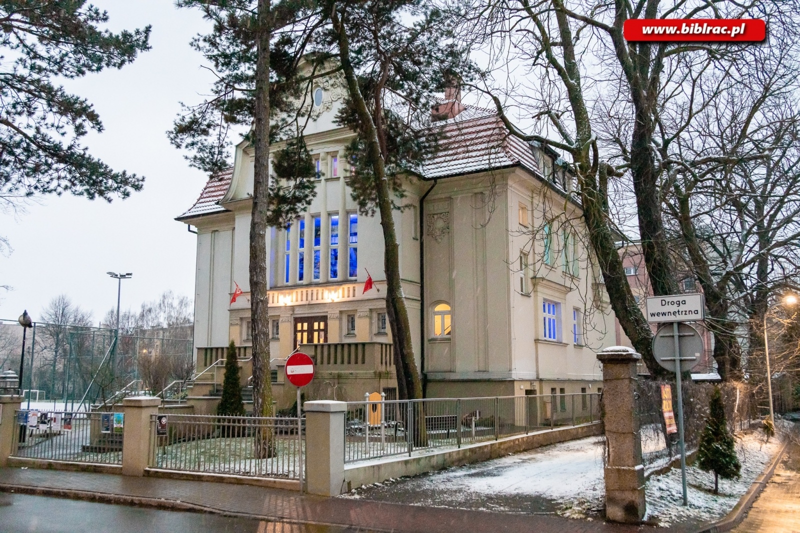 Zdjęcie w galerii na portalu naszraciborz.pl: Serce dla autyzmu - biblioteka na niebiesko wiadomości z regionu