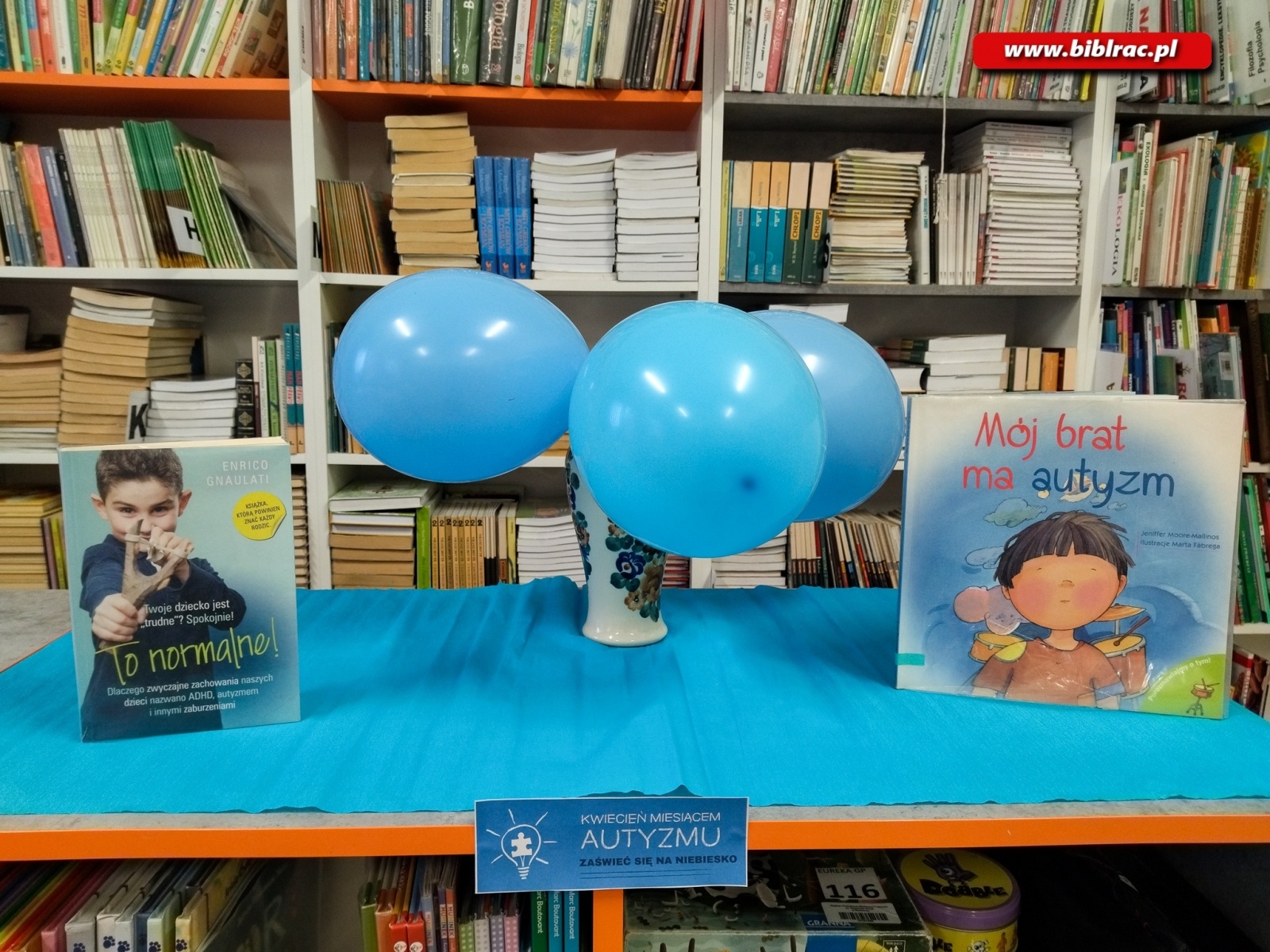 Zdjęcie w galerii na portalu naszraciborz.pl: Serce dla autyzmu - biblioteka na niebiesko wiadomości z regionu