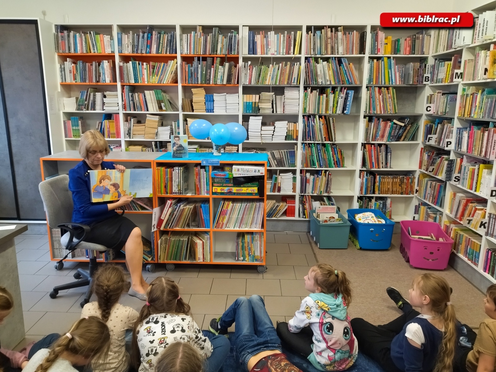 Zdjęcie w galerii na portalu naszraciborz.pl: Serce dla autyzmu - biblioteka na niebiesko wiadomości z regionu