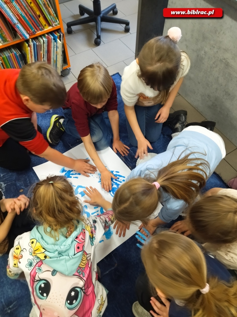 Zdjęcie w galerii na portalu naszraciborz.pl: Serce dla autyzmu - biblioteka na niebiesko wiadomości z regionu