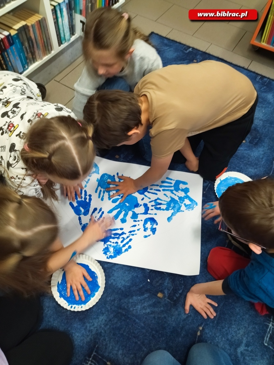 Zdjęcie w galerii na portalu naszraciborz.pl: Serce dla autyzmu - biblioteka na niebiesko wiadomości z regionu