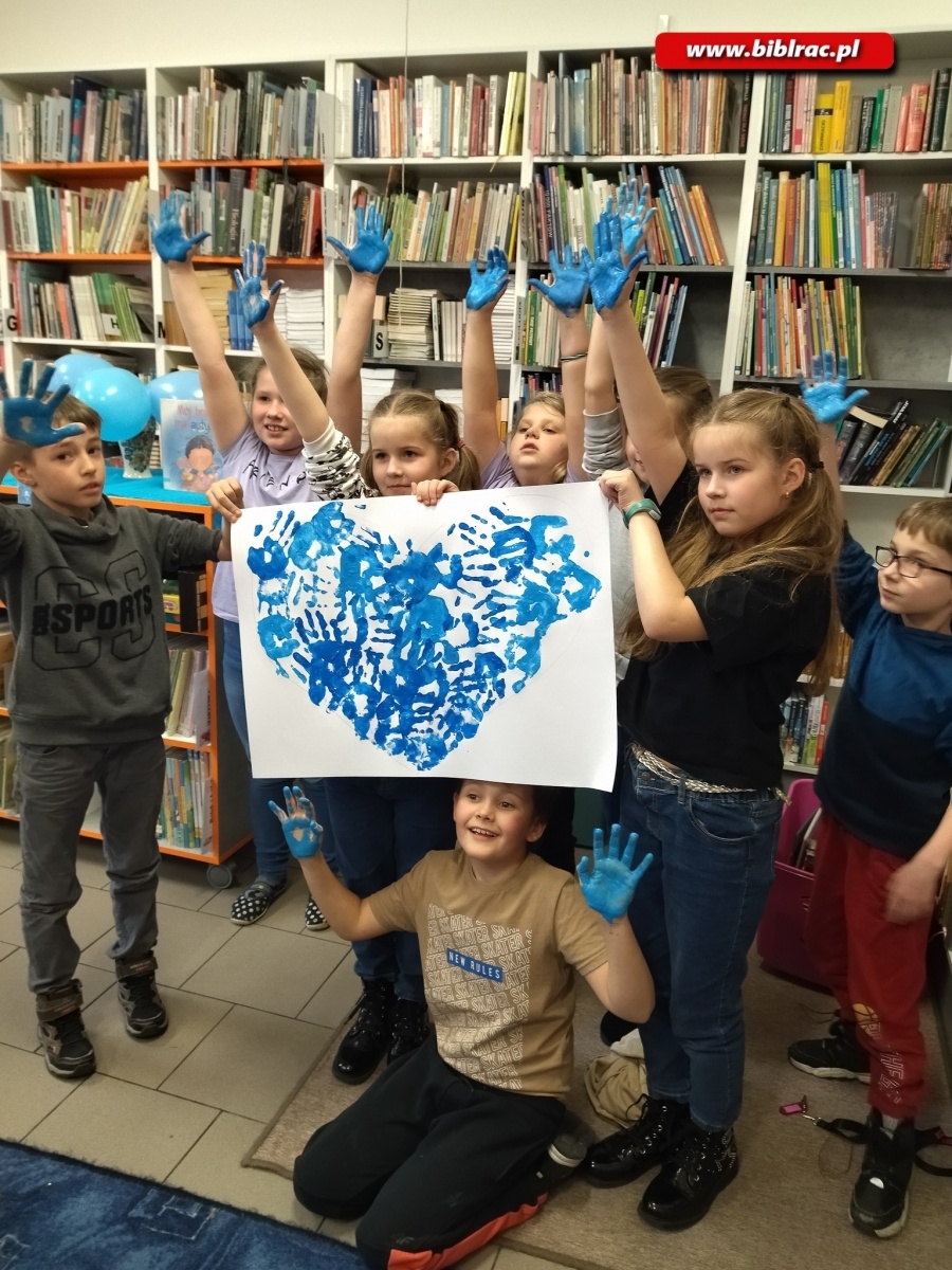 Zdjęcie w galerii na portalu naszraciborz.pl: Serce dla autyzmu - biblioteka na niebiesko wiadomości z regionu