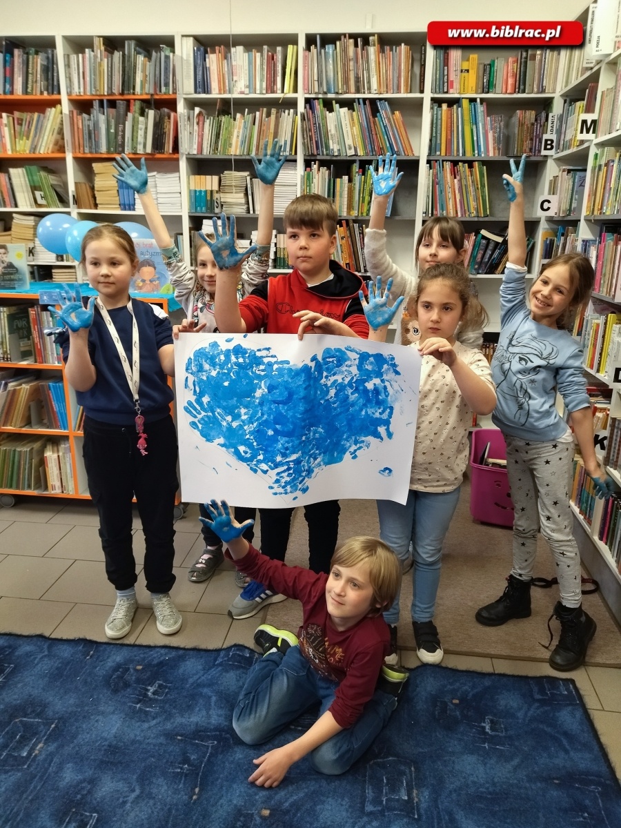 Zdjęcie w galerii na portalu naszraciborz.pl: Serce dla autyzmu - biblioteka na niebiesko wiadomości z regionu