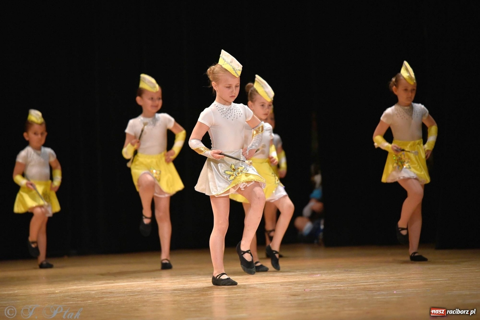 Zdjęcie w galerii na portalu naszraciborz.pl: Zespoły Źródła wspierają Kamilka. Piękny koncert w RCK [FOTO i WIDEO] wiadomości z regionu