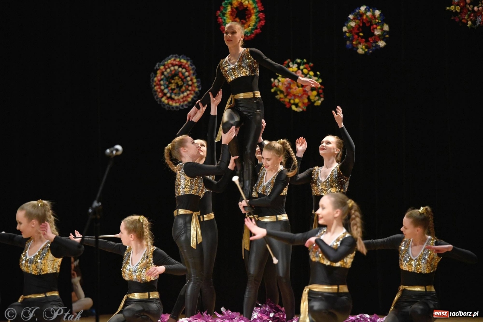 Zdjęcie w galerii na portalu naszraciborz.pl: Zespoły Źródła wspierają Kamilka. Piękny koncert w RCK [FOTO i WIDEO] wiadomości z regionu