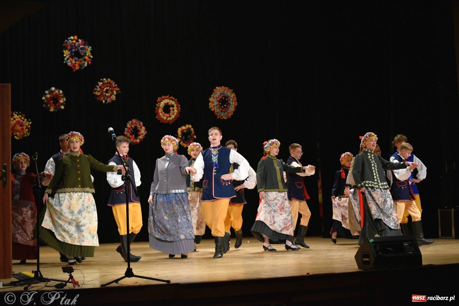 Zdjęcie w galerii na portalu naszraciborz.pl: Zespoły Źródła wspierają Kamilka. Piękny koncert w RCK [FOTO i WIDEO] wiadomości z regionu