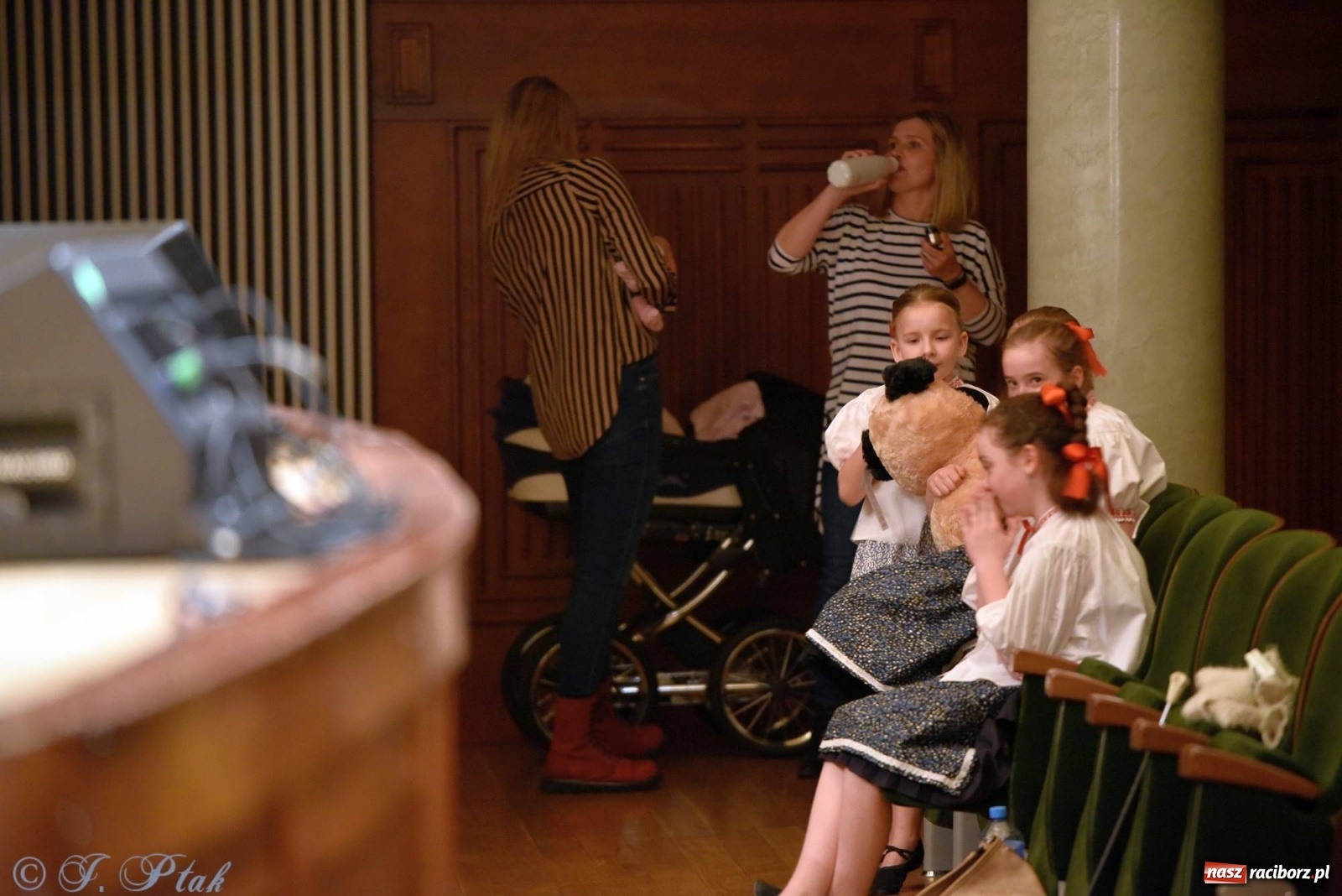 Zdjęcie w galerii na portalu naszraciborz.pl: Zespoły Źródła wspierają Kamilka. Piękny koncert w RCK [FOTO i WIDEO] wiadomości z regionu