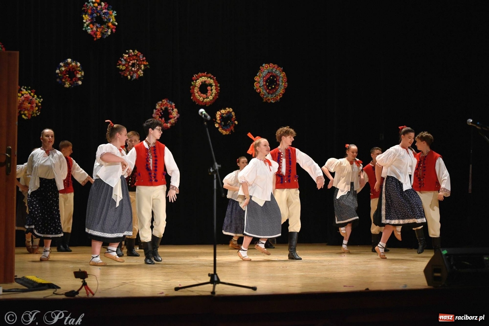 Zdjęcie w galerii na portalu naszraciborz.pl: Zespoły Źródła wspierają Kamilka. Piękny koncert w RCK [FOTO i WIDEO] wiadomości z regionu