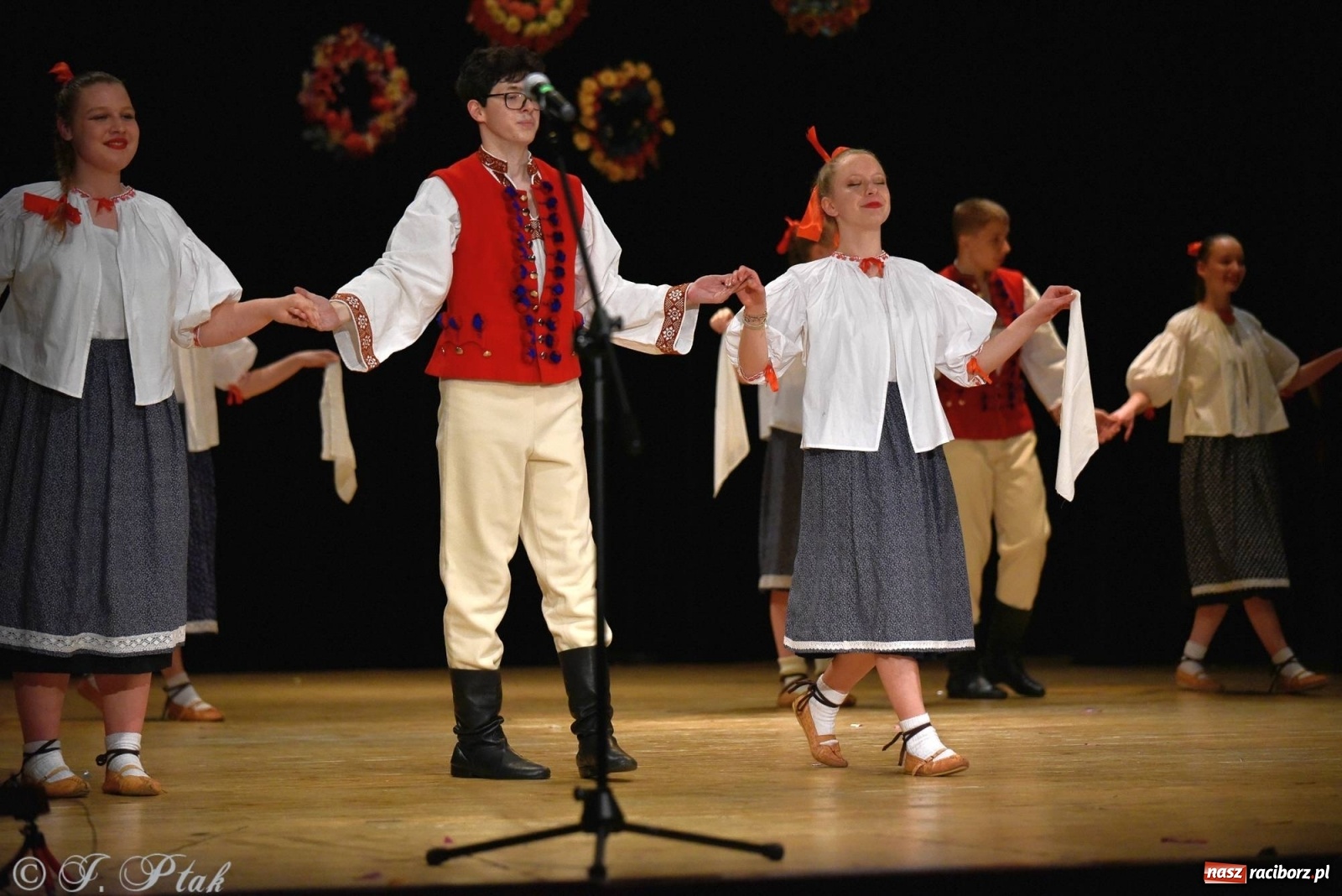 Zdjęcie w galerii na portalu naszraciborz.pl: Zespoły Źródła wspierają Kamilka. Piękny koncert w RCK [FOTO i WIDEO] wiadomości z regionu