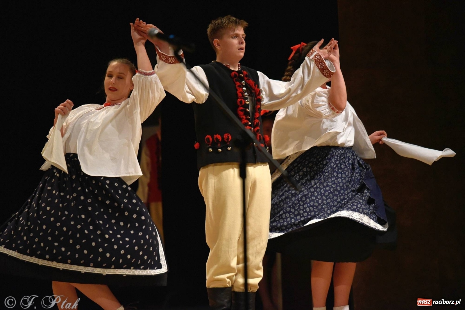 Zdjęcie w galerii na portalu naszraciborz.pl: Zespoły Źródła wspierają Kamilka. Piękny koncert w RCK [FOTO i WIDEO] wiadomości z regionu