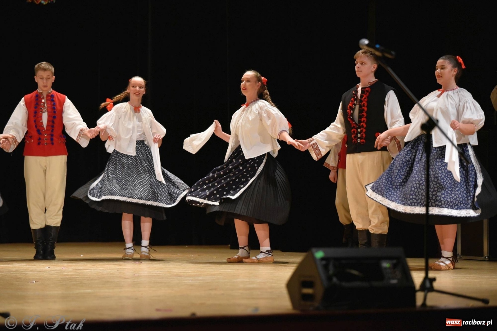 Zdjęcie w galerii na portalu naszraciborz.pl: Zespoły Źródła wspierają Kamilka. Piękny koncert w RCK [FOTO i WIDEO] wiadomości z regionu