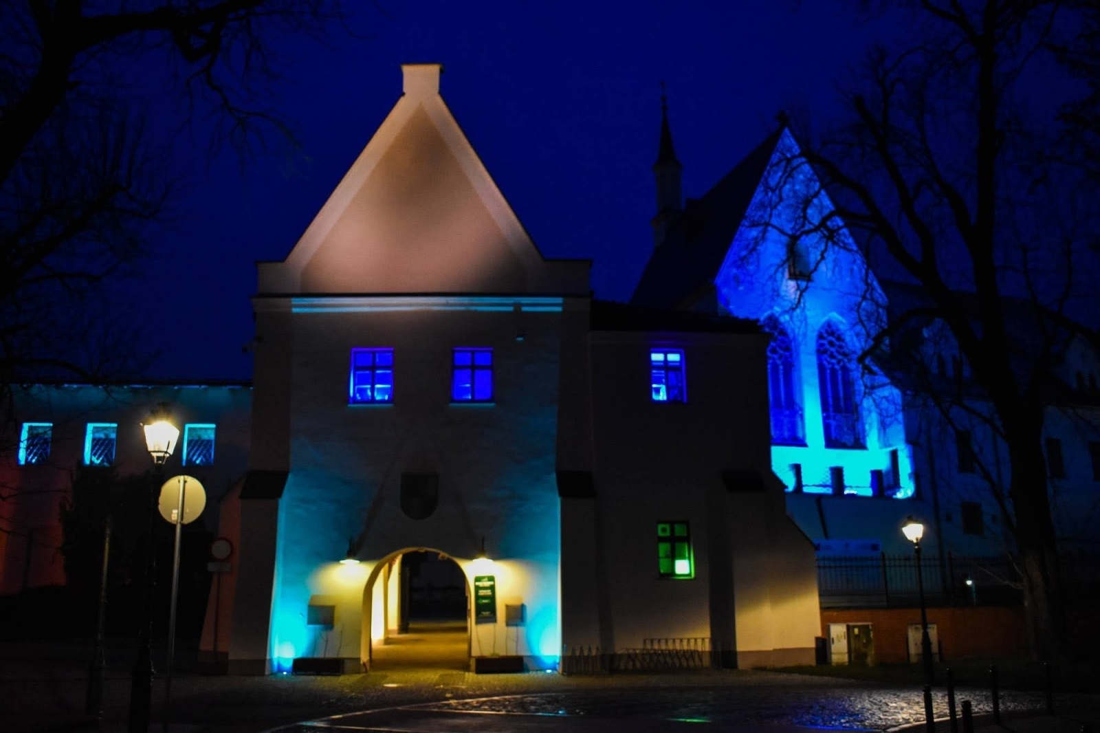 Zdjęcie w galerii na portalu naszraciborz.pl: Zamek Piastowski w niebieskim płaszczu. To ważny symbol! wiadomości z regionu