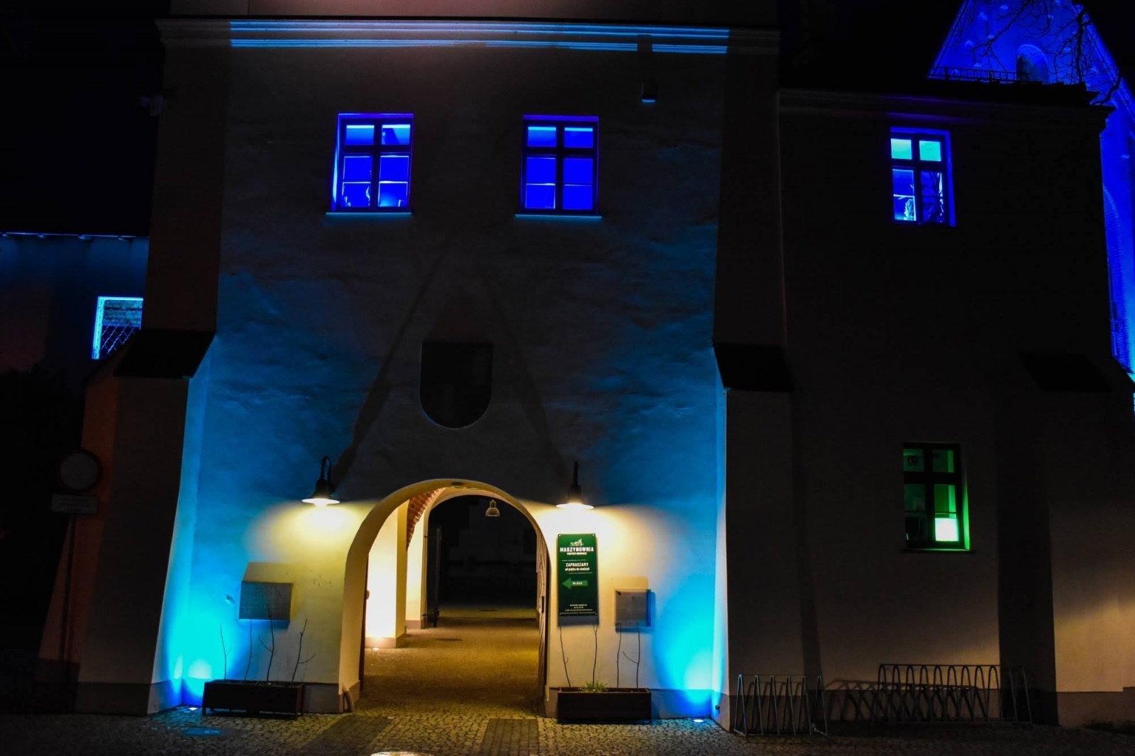 Zdjęcie w galerii na portalu naszraciborz.pl: Zamek Piastowski w niebieskim płaszczu. To ważny symbol! wiadomości z regionu