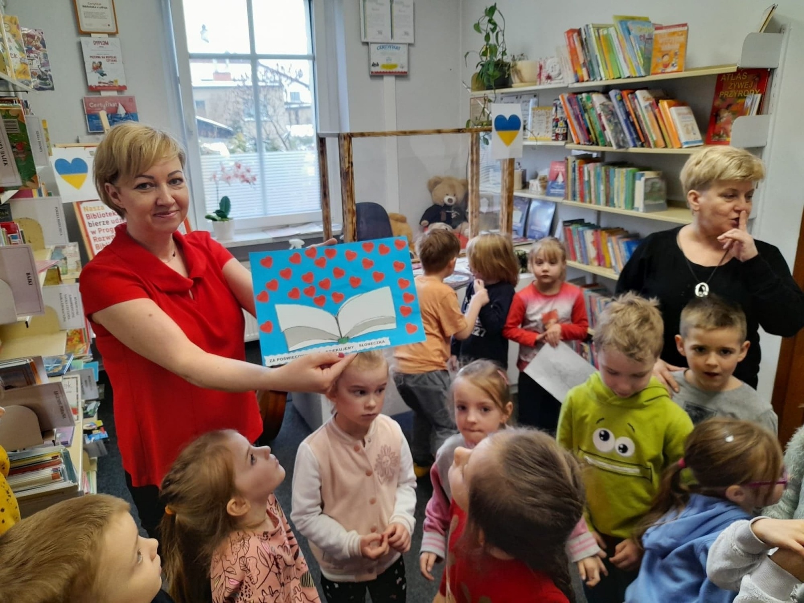 Zdjęcie w galerii na portalu naszraciborz.pl: Słoneczka odwiedziły bibliotekę wiadomości z regionu