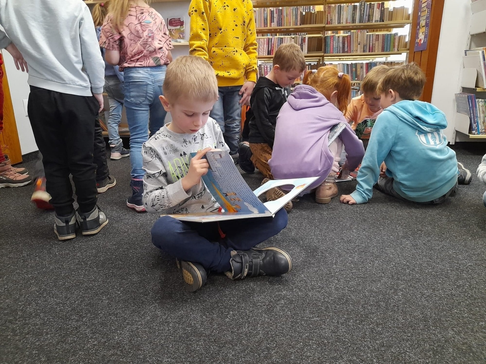 Zdjęcie w galerii na portalu naszraciborz.pl: Słoneczka odwiedziły bibliotekę wiadomości z regionu