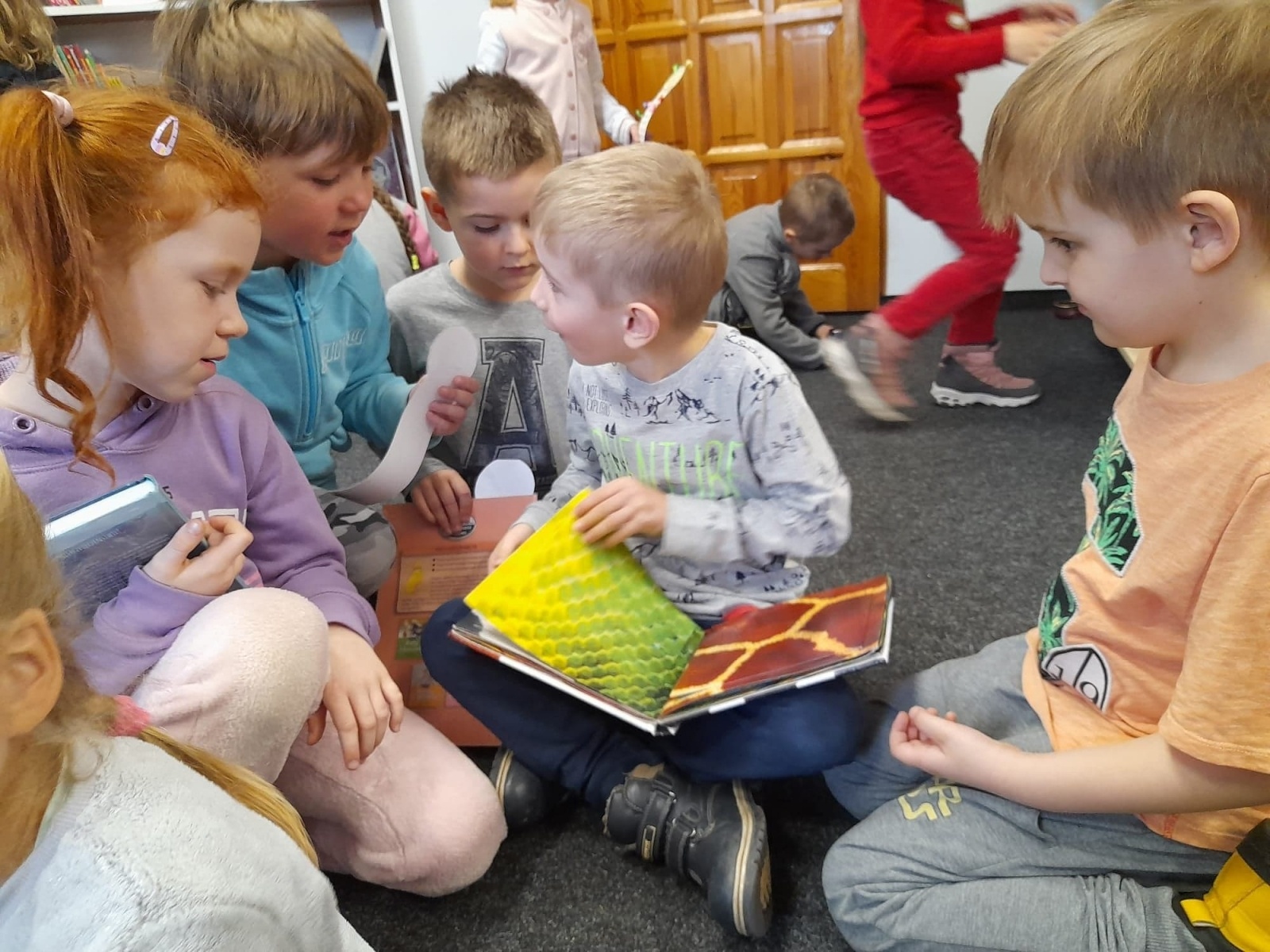 Zdjęcie w galerii na portalu naszraciborz.pl: Słoneczka odwiedziły bibliotekę wiadomości z regionu