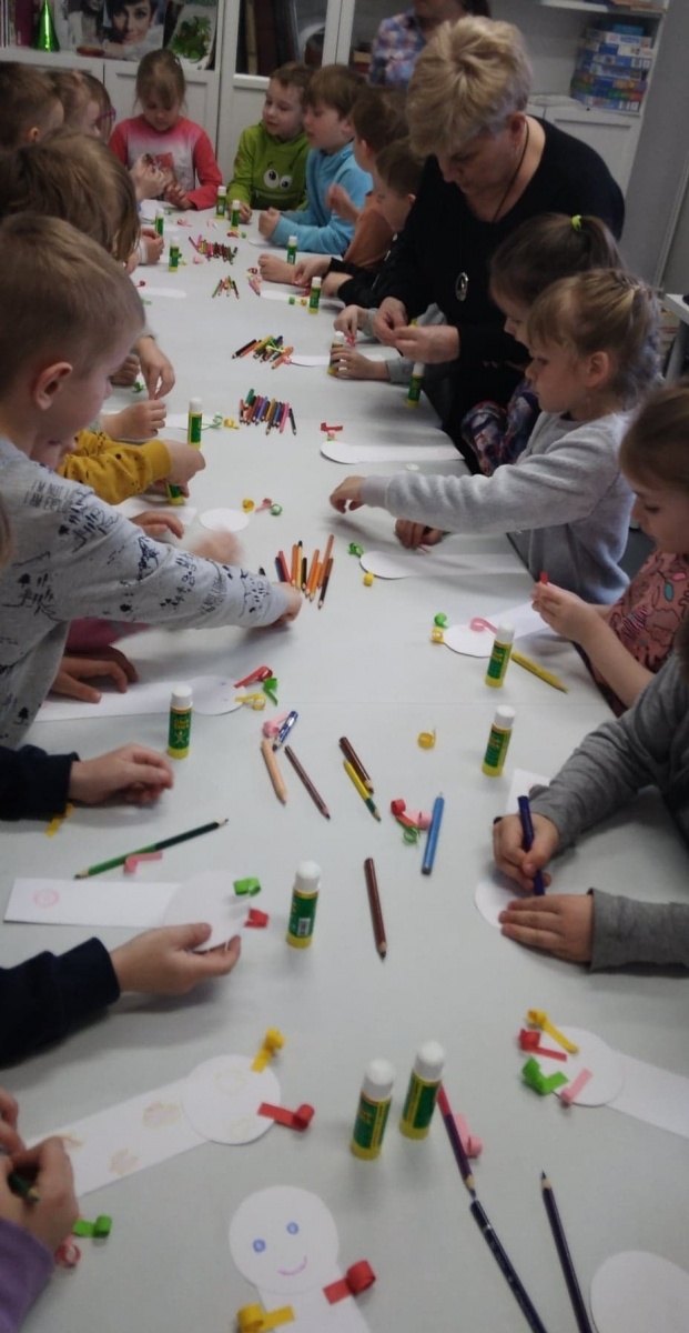 Zdjęcie w galerii na portalu naszraciborz.pl: Słoneczka odwiedziły bibliotekę wiadomości z regionu