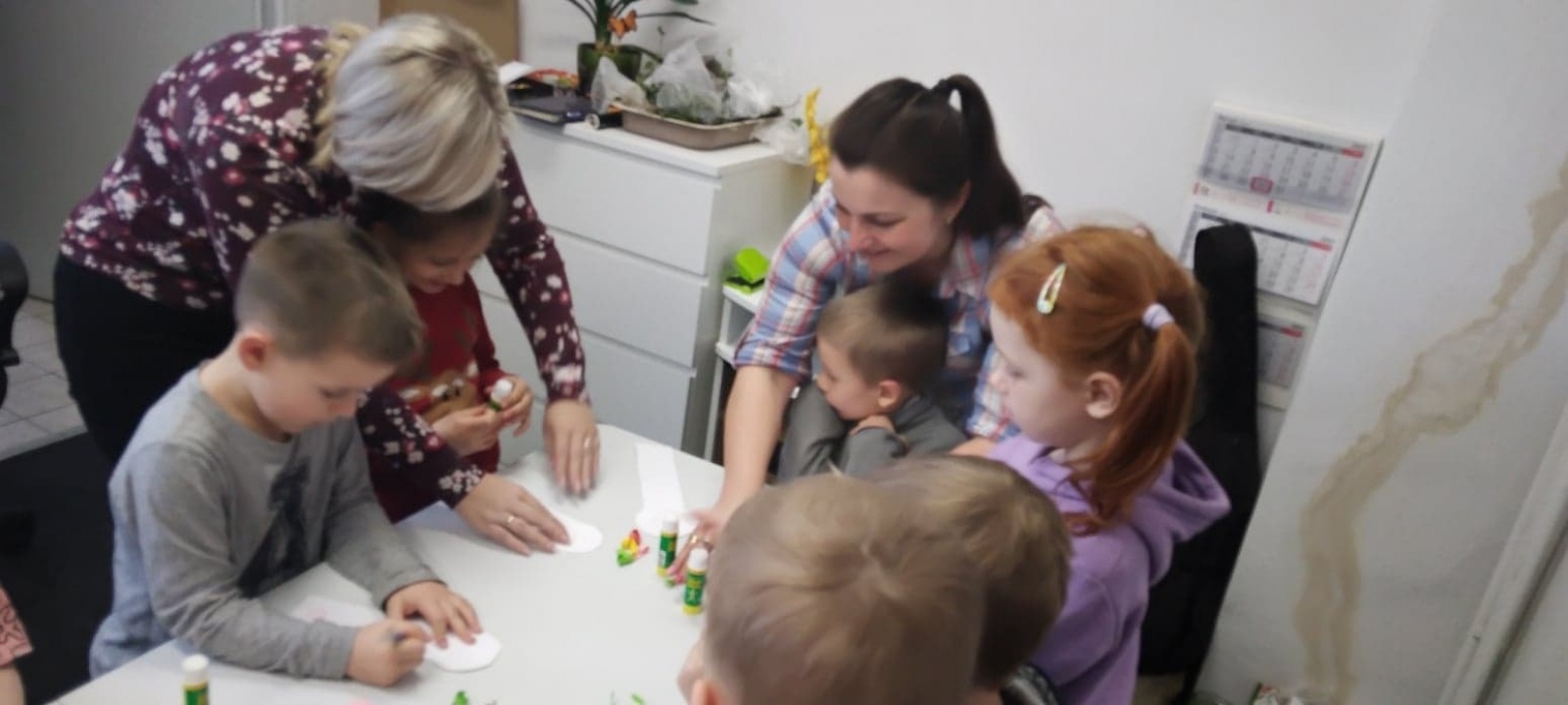 Zdjęcie w galerii na portalu naszraciborz.pl: Słoneczka odwiedziły bibliotekę wiadomości z regionu